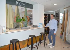 Peter van der Pas bij de collectie meubelstoffen van Keymer.
