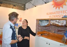 Installateur en deskundige Niek Roelofsen in gesprek met Arwen Willemsen van Tonzon, dat staat voor klimaateffectieve vloerisolatie.