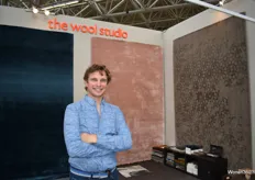 Hans van der Goes van The Wool Studio uit Den Haag, poserend voor enkele van zijn producten.