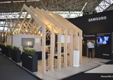 Een blik op de vijf meter hoge stand van Samsung, waarin tal van Smartoplossingen voor optimaal woongemak werden gedemonstreerd.