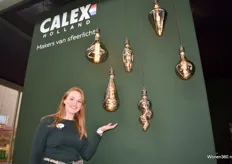 Lynne van Zanten van Calex Holland, de makers van sfeerlicht, is trots op de handgemaakte titaniumcollectie.
