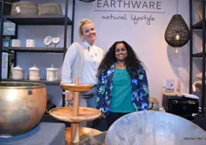 Anne van der Hout en Nanci Broers van Earthware (natural lifestyle) showden o.a. kleinmeubelen, textiel, manden. Sinds een maand heeft het bedrijf een showroom in Culemborg.