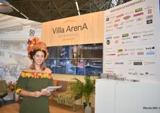 Florien van Oosten deelde namens Villa ArenA (meer dan 50 woonwinkels) magazines uit.