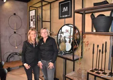 Wilma Vonk en Bianca van Beek in de stand van JM Steel Design. De dames zijn er trots op dat alles (van deuren tot tafels) in eigen huis wordt gemaakt.