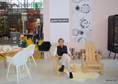 Ontwerper Geke Linsink bij haar producten. Ze ontwikkelt meubels en servies