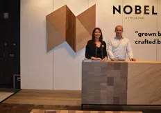 Petra & Johan van vloerenfabrikant Nobel Flooring lichtten de nieuwe collectie eiken vloer toe, die gemaakt is van afvalhout.