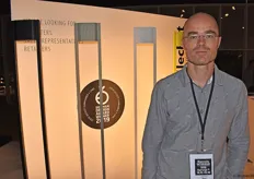 Steve Lechot van het gelijknamige Luminaires, met op de achtergrond een van zijn designlampen; German design award winner 2019.