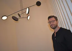 Designer Glenn Marys van tossB, bij een van zijn lampen.