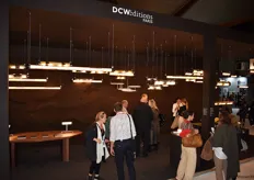 Een blik op de stand van DCW Editions, waar m.n. energiezuinige designlampen uit Parijs werden getoond.