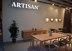 De stand van Artisan, dat op ambachtelijke wijze meubels produceert.