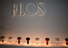 Een blik in de stand van Flos, met innovatieve verlichtingsoplossingen.