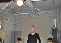 Paul Klotz van Led-art.nl bij zijn bewegende lamp van glasfiber: “alles heeft een ritme”.