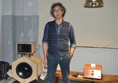 Peter van Doornum van Gustavson Audio presenteerde diverse ambachtelijke luidsprekers en versterkers met een nostalgisch design.