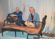 Bert Timmermans (links) van Working Bert en Paul Salet bij de gezamenlijk ontworpen “conversation chair”, gemaakt van oude stoelen en gebruikt leer.