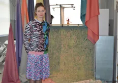 Roos Soetekauw tussen haar kleurrijke textiel, zij maakt handgeweven stoffen en vloerkleden van Chinees zijde en wol uit Nieuw-Zeeland.
