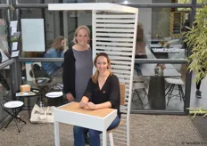 Daphne de Wit (zittend) en Ghislaine Dings (staand) van Leaf the Office showen het nieuwe ontwerp waar 'lekker buiten zijn' en 'comfortabel werken' samenkomen in buitenwerkplek 'Leaf the Desk'.
 