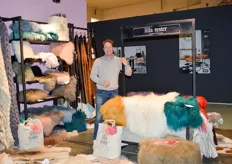 Kim Bommels bij de schapenvachten, huiden en kleden van Lilla Syster