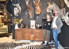 In de stand Afrodisia hingen onder andere prachtige wanddecoratie van Zuid-Afrikaanse dieren. Ook zitten handtassen en kussens in de collectie. Op de foto Veronique Van Laere en Luc Deleersnyder.