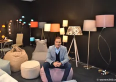 Thibault Demaitre van KT Group showt de collectie lampen en zitzakken.