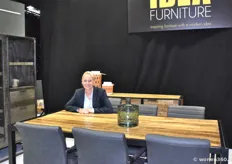 Myrna Lamers poseert bij de meubelen van Idea Furniture.