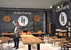 Bart van Icatchers! showt met trots de collectie houten meubelen met stalen elementen.