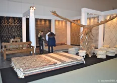 Samira in gesprek met bezoekers over The Rug Republic collectie carpetten. Deze hebben hun oorsprong hoofdzakelijk in India. Ze wil de producten meer in de Nederlandse markt gaan brengen.