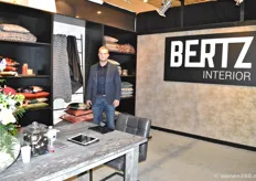 Bert Rinkel in zijn stand van Bertz Interior. Het was voor hem de eerste keer dat hij op de meubelbeurs vertegenwoordigd was. Zijn interieurlabel is ruim anderhalf jaar op de markt.