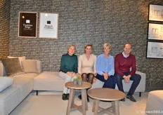 Vlnr: Valerie, Kathy, Michelle en Thierry van Demuynck en Demtre. Het Belgische bedrijf maakt nog op ambachtelijke wijze meubels in eigen fabriek.