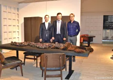 Vlnr. Olivier Denolf, Didier Denolf en Dirk Vandalen voor de nieuwe collectie van fabrikant Michel Denolf. De producten bestaan voornamelijk uit Frans eiken.