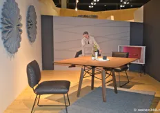 Pascal lichtte de nieuwe producten van het Belgische Mobitec toe; de vierkante tafel Grafity en de stoelen Cosy zijn nieuw in het assortiment.