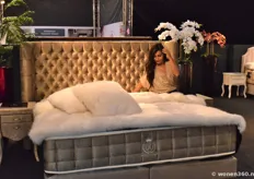 Emine poseert bij bed Westland van Luxury Bed.