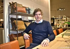 Maarten van de Goor van Jess, dat nu ook restleer verwerkt in onder meer kussens en barstoelen.