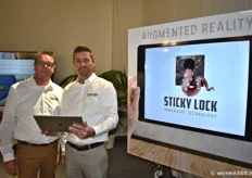 Adviseur Fred Bijlsma met directeur Dennis van Drie van Sticky Lock legden de werking van een nieuwe app uit, waarmee klanten van woonwinkels e.d. kunnen zien hoe bepaalde meubels in de eigen woning staat.