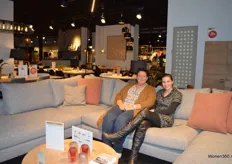 Indra (links) en Celine van Overstock Home. Het Belgische bedrijf heeft 13 home-winkels in België . 