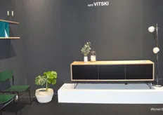 Een tv-meubel en wandplank van het label Vitski. Jurgen Gulicher maakt alle producten met de hand.