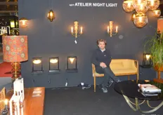 Bertin Verstraete bij de lampencollectie van Atelier Night Light. Hun collectie is zeer divers: van industrieel tot residentieel chique. 