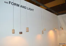 Thierry Vanhoeck lichtte zijn handgemaakte collectie lichtobjecten toe van Form and Light. Deze worden onder andere gemaakt van de wortels van jeneverbessen- en populierenwortels. 