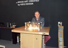 Patrick bij zijn eigen creatie van Wood Art Created by KIEQ Design. De producten zijn onder andere vervaardigd van hars, dat de uitstraling een speciaal effect geeft. 