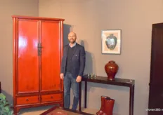 Olivier van B&O Asian Antiques bij de unieke collectie Aziatische meubelen.
