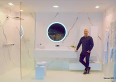 Yowrick Menten toont trots de marmerlook badkamer van Balmani (X2O).