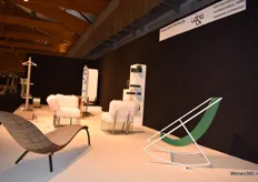 Links op de voorgrond een stoel van Daan de Wit, in de stand van ID Woondekoratie en Thomas More Meubelen (interieurvormgeving, meubelontwerp en toegepaste architectuur).