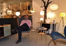 Stijn Ketelaar in een stoel van het Deense merk Vita Kopenhagen. Hij is agent van onder andere het Deense label PBJ Furniture. 