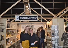 Enthousiaste dames Mischa van Raam en Elke de Jong bij de gezellige en hippe stand van Housevitamin.