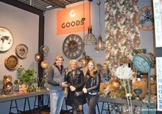 Sander van der Stoep onderbreekt zijn gesprek met deze enthousiaste klanten voor een fotomoment bij de onlangs gelanceerde collectie Goods by Goedegebuure.