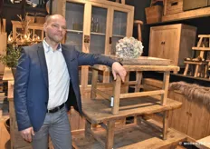 Erik de Pagter van De Pagter Interieurs uit Middelburg importeert vooral uit China o.a. rustieke meubelen en oude gebruiksvoorwerpen.