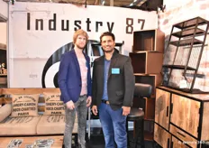 Ronald van de Kolk en Mohit Joshi van Industry 87, dat vooral meubelen verkoopt die op ambachtelijke wijze in India zijn gemaakt.