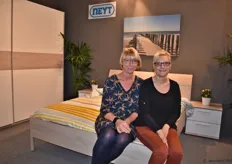 Sara Neyt (links) met collega Sheila Coussens van familiebedrijf Neyt (vooral gespecialiseerd in meeneemmeubelen), dat al meer dan 30 jaar op de Duitse interieurbeurs IMM Cologne staat.
