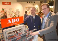 Randolf van Kuik (l) en Erik van Noord in de stand van ADO, een Duits bedrijf dat gespecialiseerd is in gordijnen en meubelstoffen.