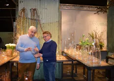 Theo en Karel van groothandel Glassworks by Decomarkt. De collectie bestaat uit mondgeblazen en handgevormd decoratief glaswerk.