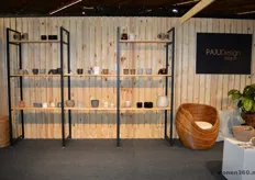 De stand van PAJU Design werd vertegenwoordigd door Kathy. Het Belgische label is slechts drie maanden op de markt; de kaarsen bestaan uit zwart wax, dat ecologisch is vervaardigd.